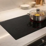 Bếp điện âm lắp chìm trên mặt đá bếp hiện đại