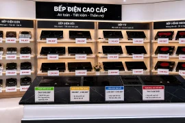 Các mẫu bếp điện với nhiều mức giá từ phổ thông đến cao cấp tại showroom
