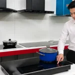 Bếp điện Sunhouse mặt kính đen hiện đại đang đun nồi trong showroom, thiết kế sang trọng, tiết kiệm điện và dễ sử dụng.
