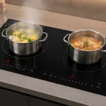 Bếp điện từ âm lắp chìm trên mặt đá trong không gian bếp hiện đại
