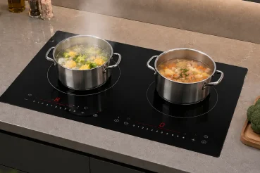 Bếp điện từ âm lắp chìm trên mặt đá trong không gian bếp hiện đại